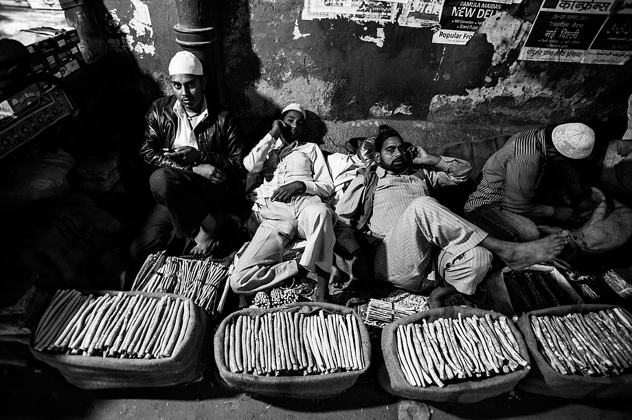 Sprzedawcy w okolicach Nizamuddin Dargah, New Delhi (Indie. Dzień jak co dzień.)